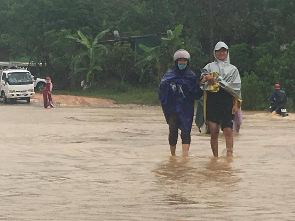 ha tinh quoc lo 8a bien thanh song nguoi dan lieu minh bang qua dong nuoc chay xiet