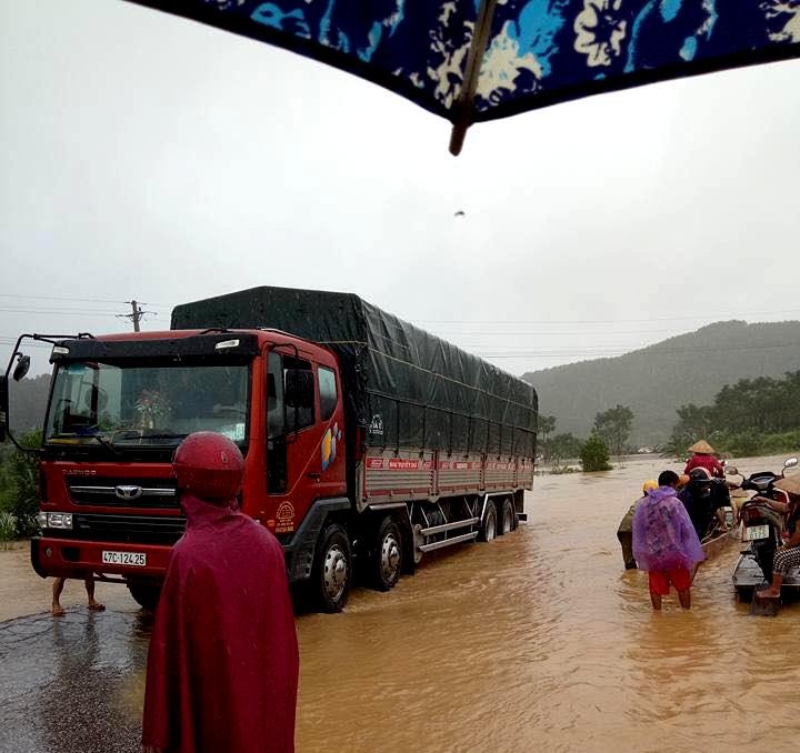 ha tinh quoc lo 8a bien thanh song nguoi dan lieu minh bang qua dong nuoc chay xiet