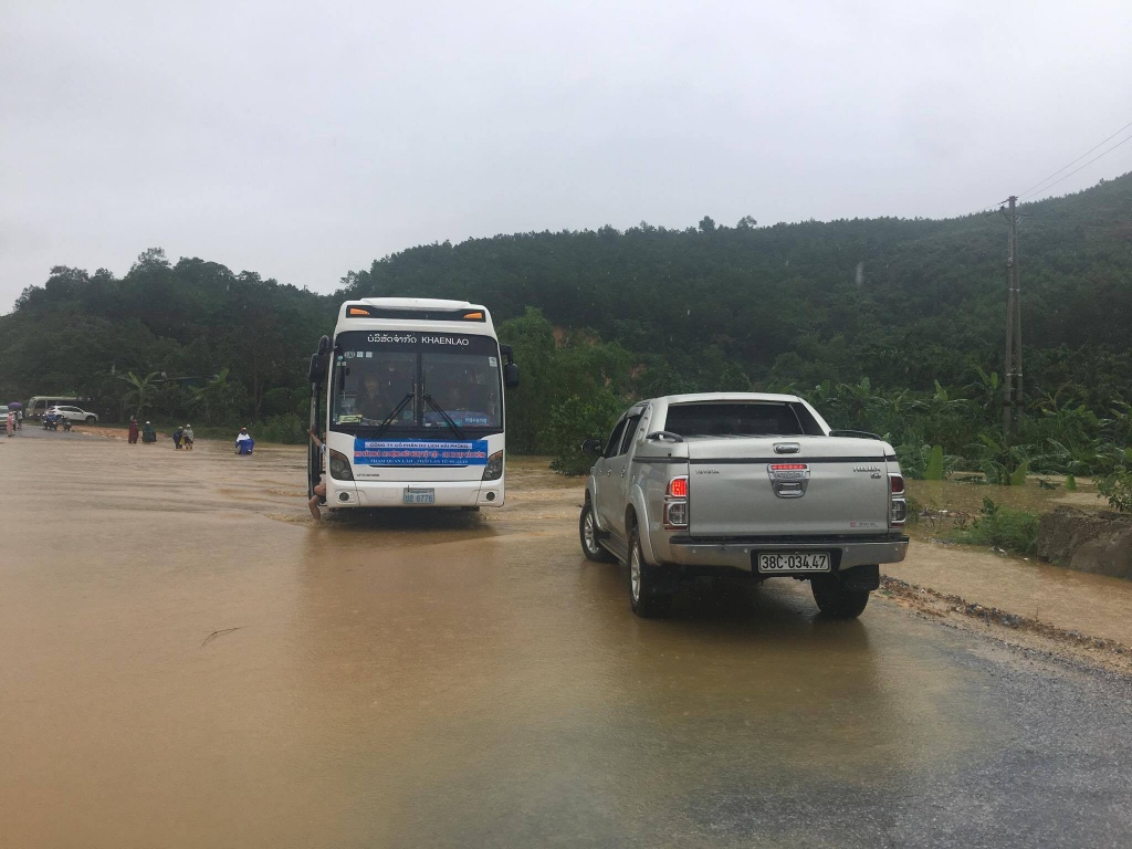 ha tinh quoc lo 8a bien thanh song nguoi dan lieu minh bang qua dong nuoc chay xiet