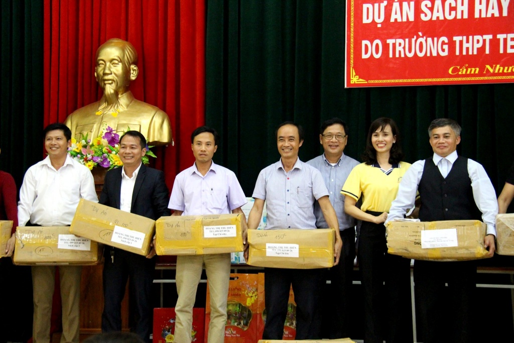 trao tang 7000 dau sach den voi hoc sinh bi anh huong nang sau bao