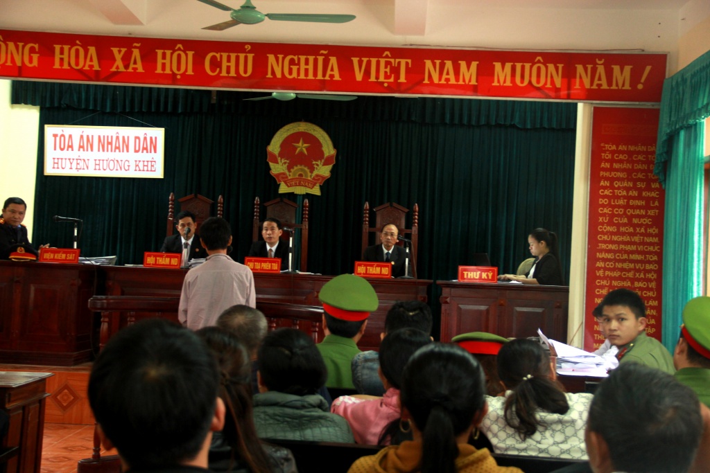 toa giu quan diem bi cao lai xe gay tai nan vo bi cao nam vat tai toa noi chong bi oan