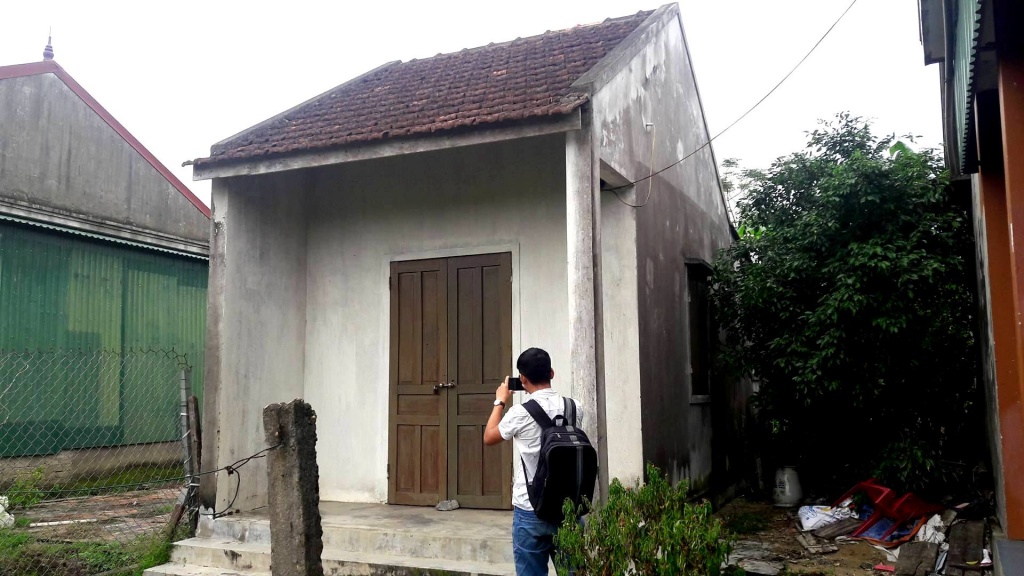 bao mau bi to bao hanh be trai phong nao chi lo tay cham vao chau mot cai