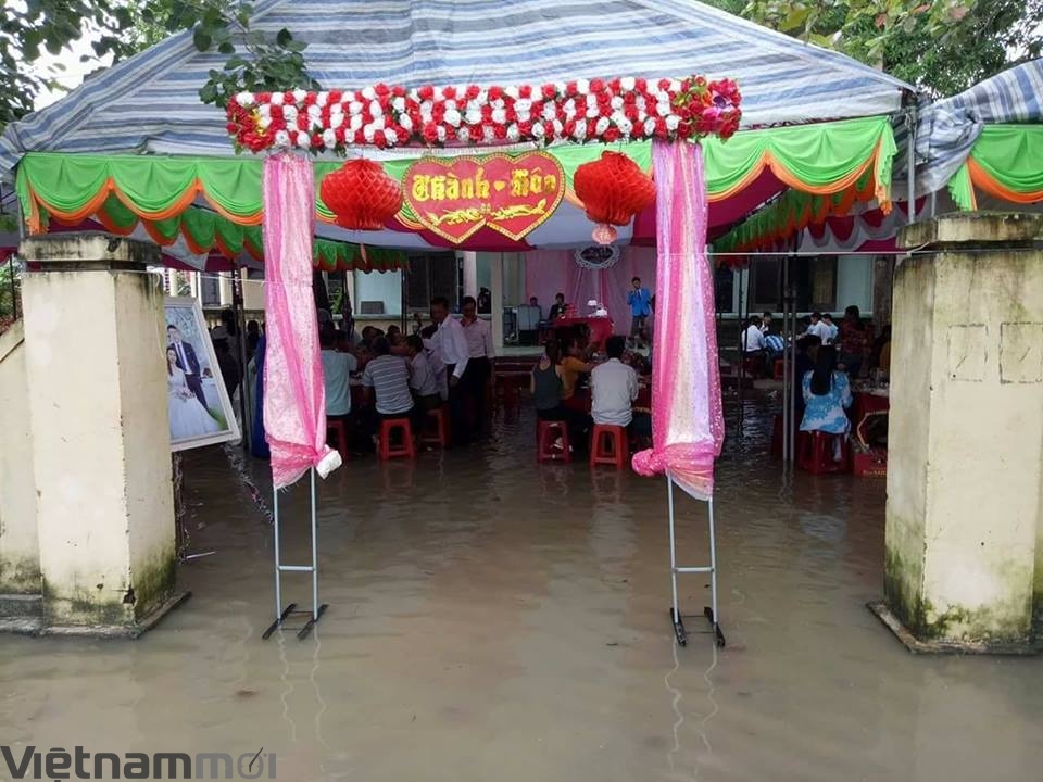 xuc dong hinh anh co dau ngoi chau ve nha chong trong ngay lu