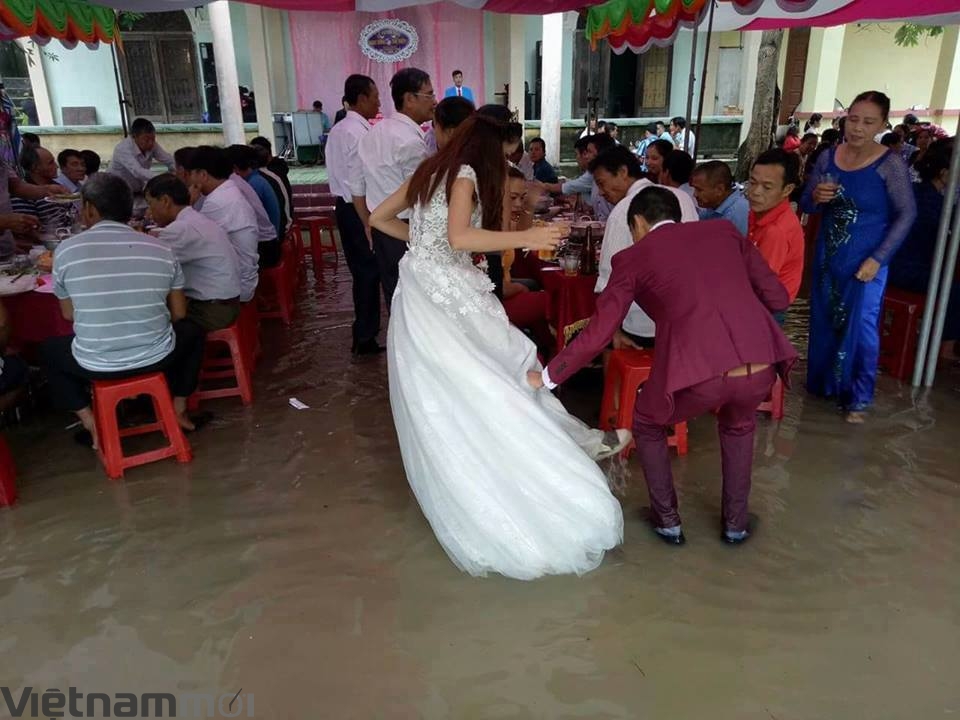 xuc dong hinh anh co dau ngoi chau ve nha chong trong ngay lu