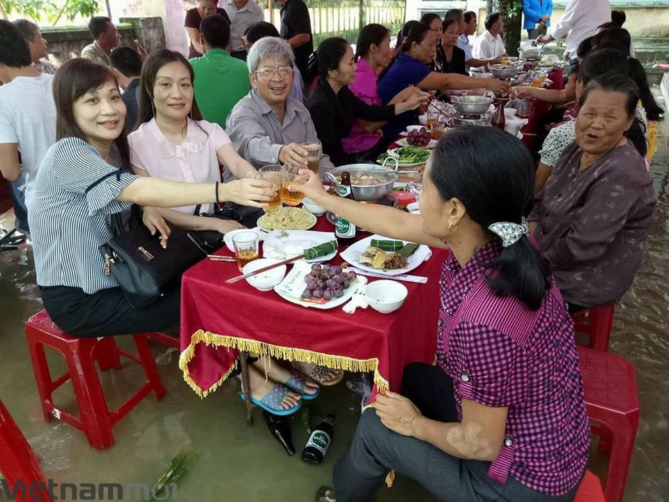 xuc dong hinh anh co dau ngoi chau ve nha chong trong ngay lu