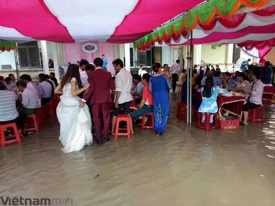 xuc dong hinh anh co dau ngoi chau ve nha chong trong ngay lu