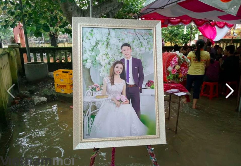 xuc dong hinh anh co dau ngoi chau ve nha chong trong ngay lu