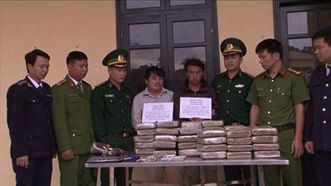bat gon 2 doi tuong nguoi lao van chuyen 60 kg can sa vao viet nam