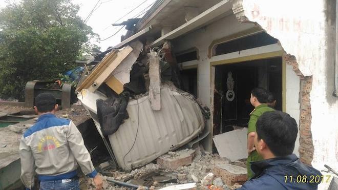 xe dau keo dam sap cua hang thuoc dong y 2 nguoi ket cung trong cabin