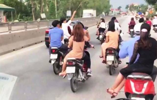 hang chuc thanh nien di xe may khong doi mu bao hiem dan ngang lang lach tren quoc lo 1a