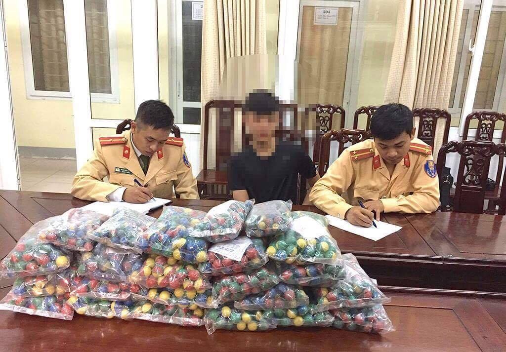 nam sinh dung xe dap dien cho hon 2000 qua phao di tieu thu