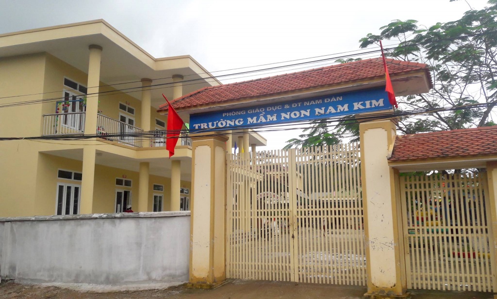 vu 3 tre mam non an phai bot thong bon cau tam dinh chi giao vien dung lop