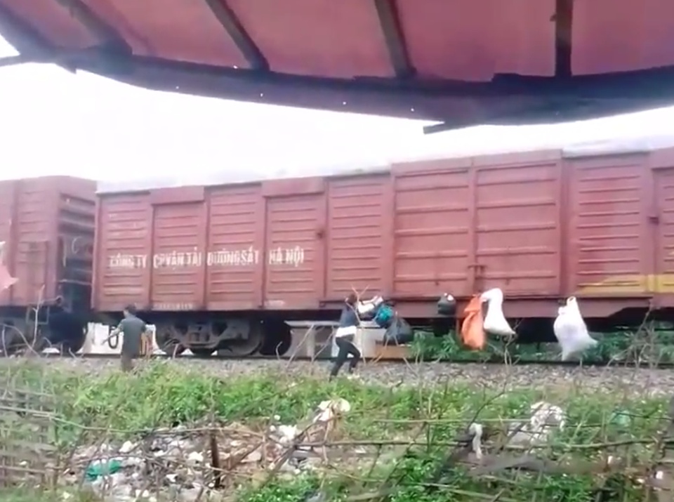 doi thoi diem tau hoa tranh nhau nguoi dan dua nhau treo rac len tau de xa di noi khac