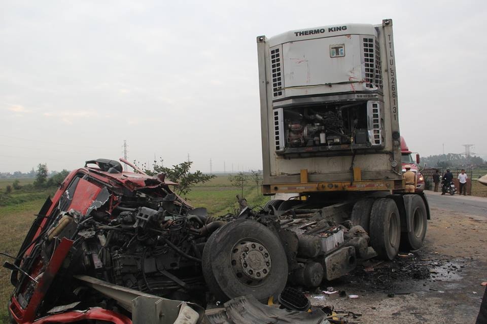 container nat bet sau vu tai nan kinh hoang tai xe thoat chet than ky