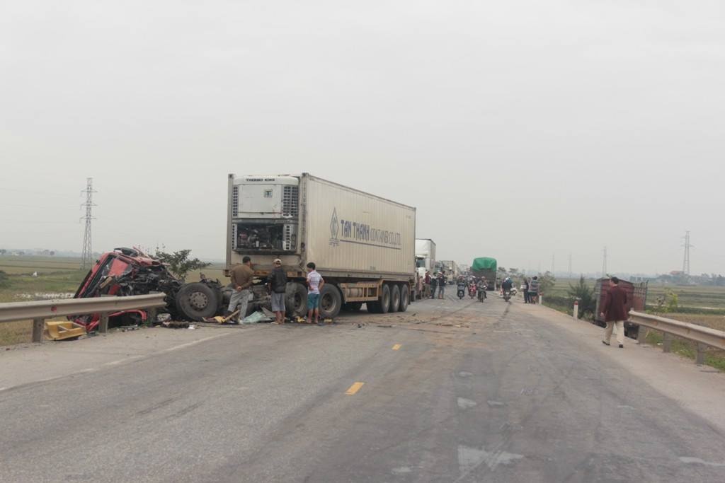 container nat bet sau vu tai nan kinh hoang tai xe thoat chet than ky