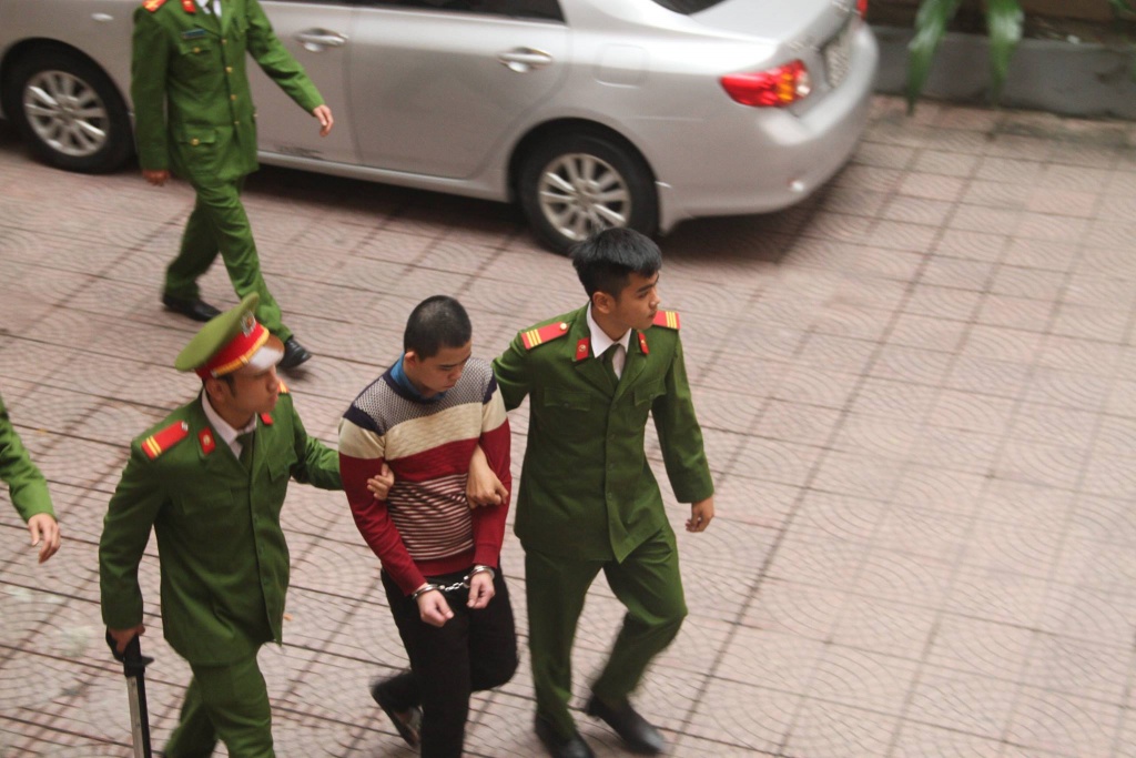thanh nien lanh an chung than vi giet ban than vut xac xuong song