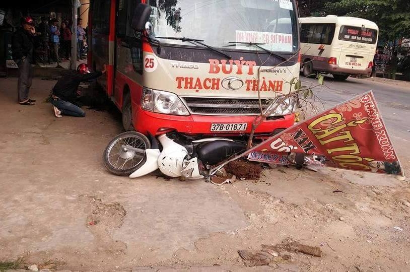 xe bus mat lai dam vao via he khien 2 nguoi thuong vong