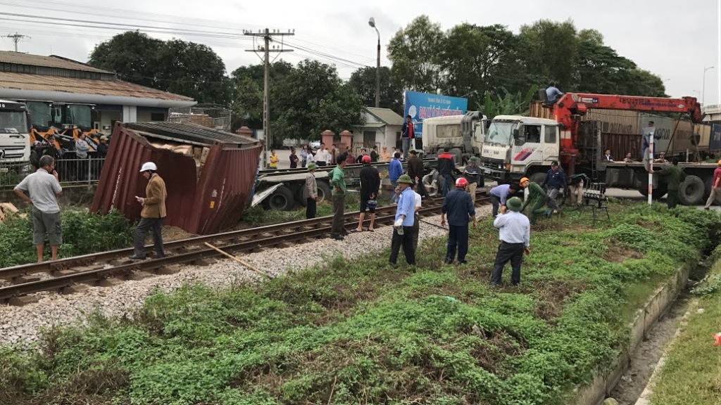 nghe an container vat ngang qua duong ray bi tau hoa dam nat bet