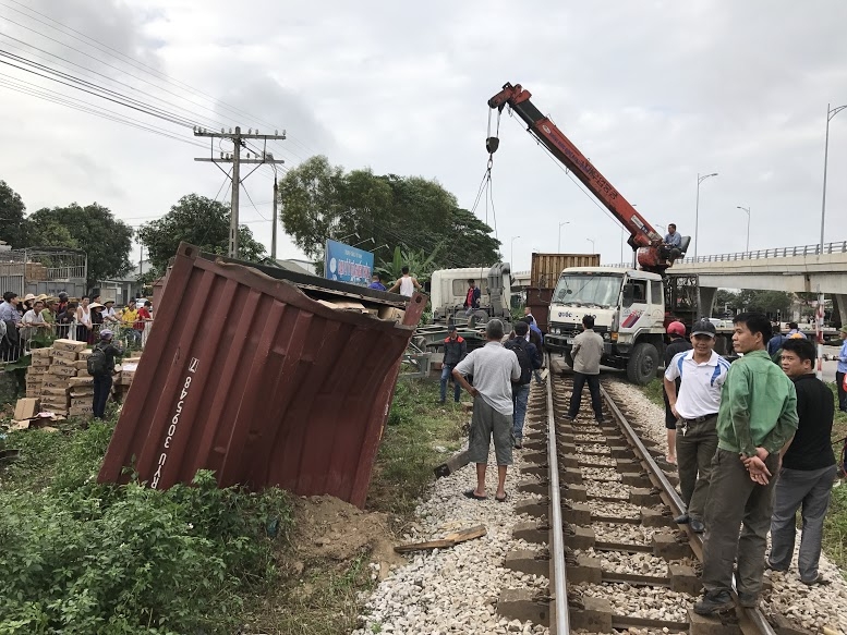 nghe an container vat ngang qua duong ray bi tau hoa dam nat bet