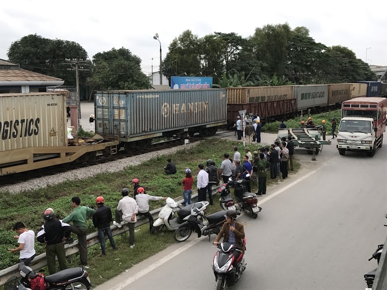 nghe an container vat ngang qua duong ray bi tau hoa dam nat bet