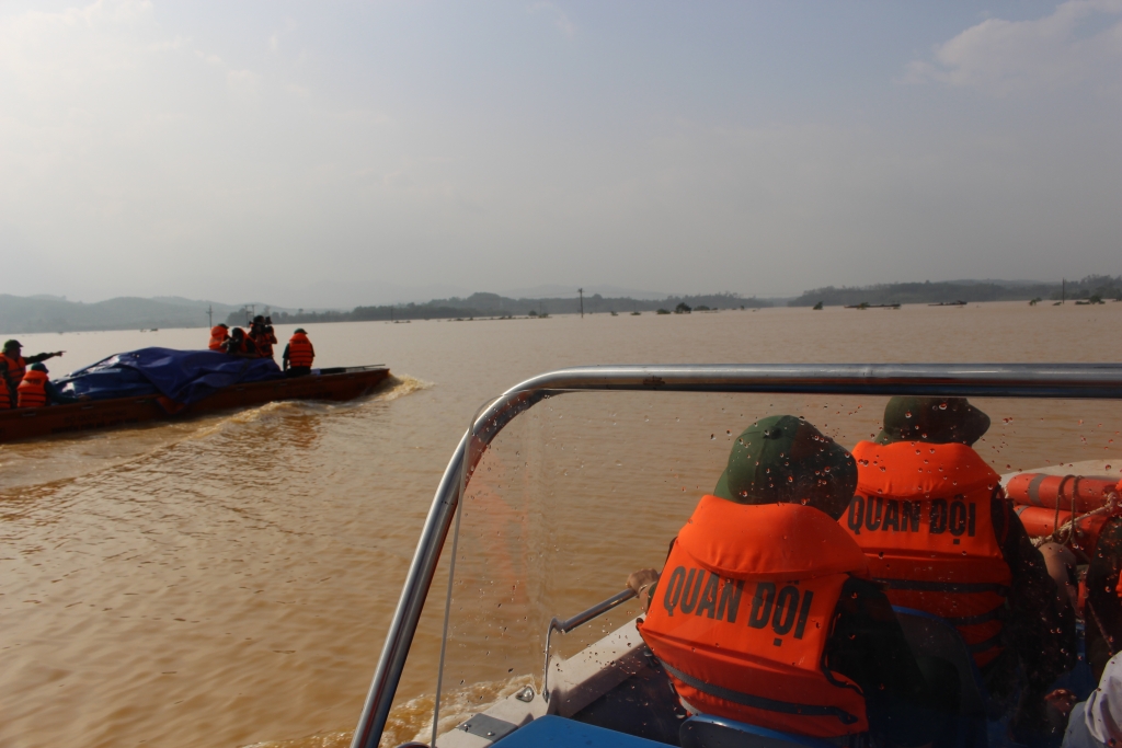 quang nam lat ghe cong an bi nuoc lu cuon troi mat tich