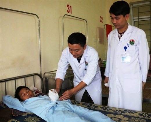 ha tinh choi phao tu che nam hoc sinh lop 7 bi no nat ban tay trai