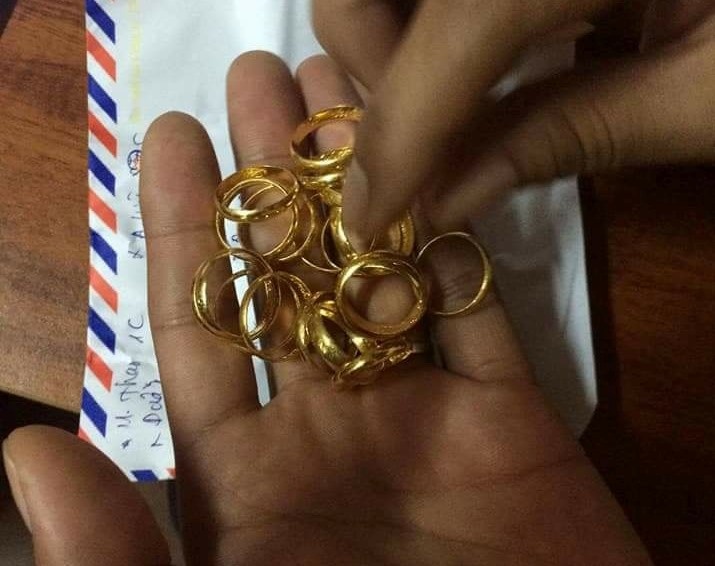 tai xe taxi tra lai 19 chi vang cung 13 trieu tien cuoi cua doi vo chong de quen tren xe