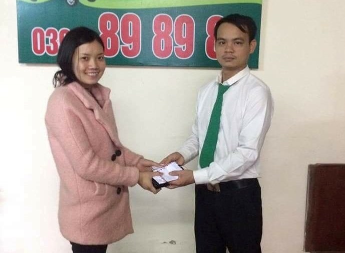 tai xe taxi tra lai 19 chi vang cung 13 trieu tien cuoi cua doi vo chong de quen tren xe