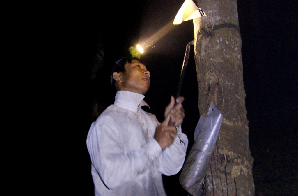 nhoc nhan nghe doi den di cao vang trang giua dem