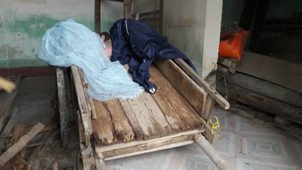 con trai len kich ban danh dap bo ruot roi duoi ra khoi nha