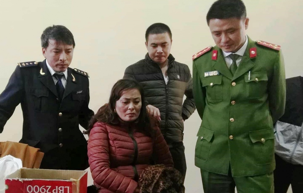 vua moi man han tu nu quai bi tom khi mang 3 banh heroin di ban