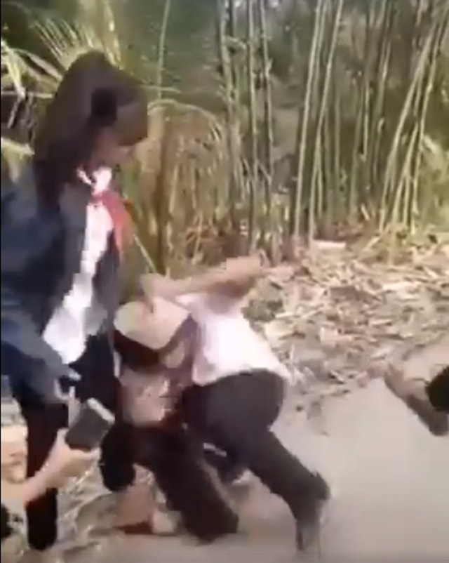 nam sinh lop 8 bi nhom nu sinh danh hoi dong