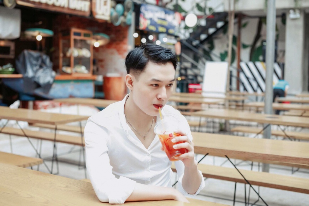 chang sinh vien pho nui bong dung noi tieng chi sau 1 dem boi buc anh duoc cac fanpage chia se dien dao