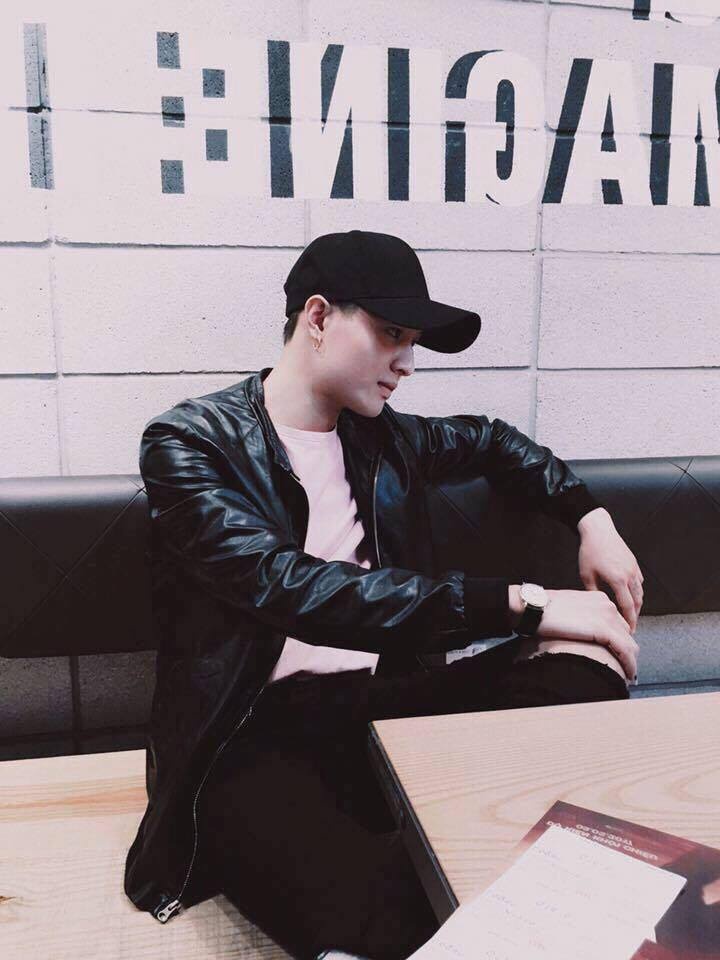 chang sinh vien pho nui bong dung noi tieng chi sau 1 dem boi buc anh duoc cac fanpage chia se dien dao
