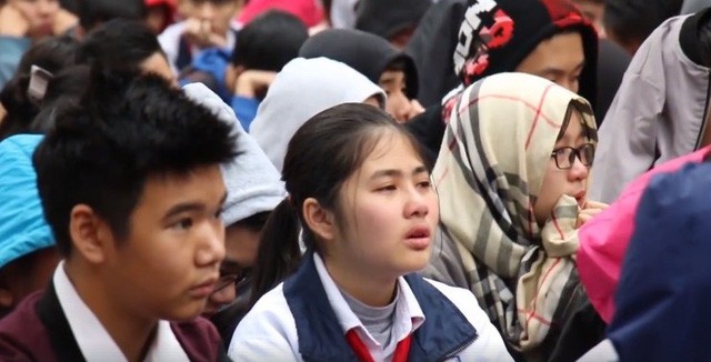 khoc cuoi tran ngap le chao co dau la mat trai