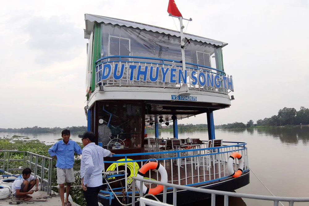 du thuyen khong phep ngang nhien lap ben cho khach tren song sai gon