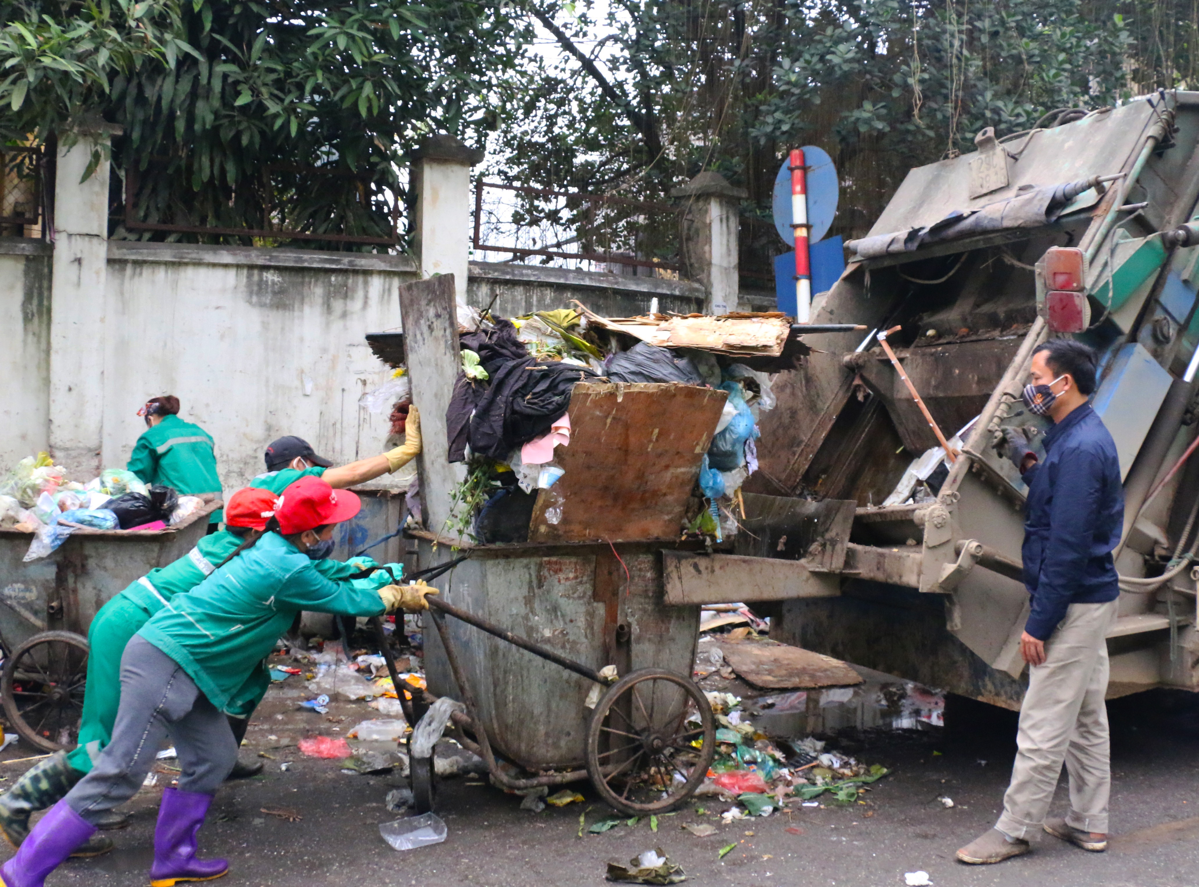 ha noi van ngap ngua sau 1 ngay bai rac nam son mo cua tro lai