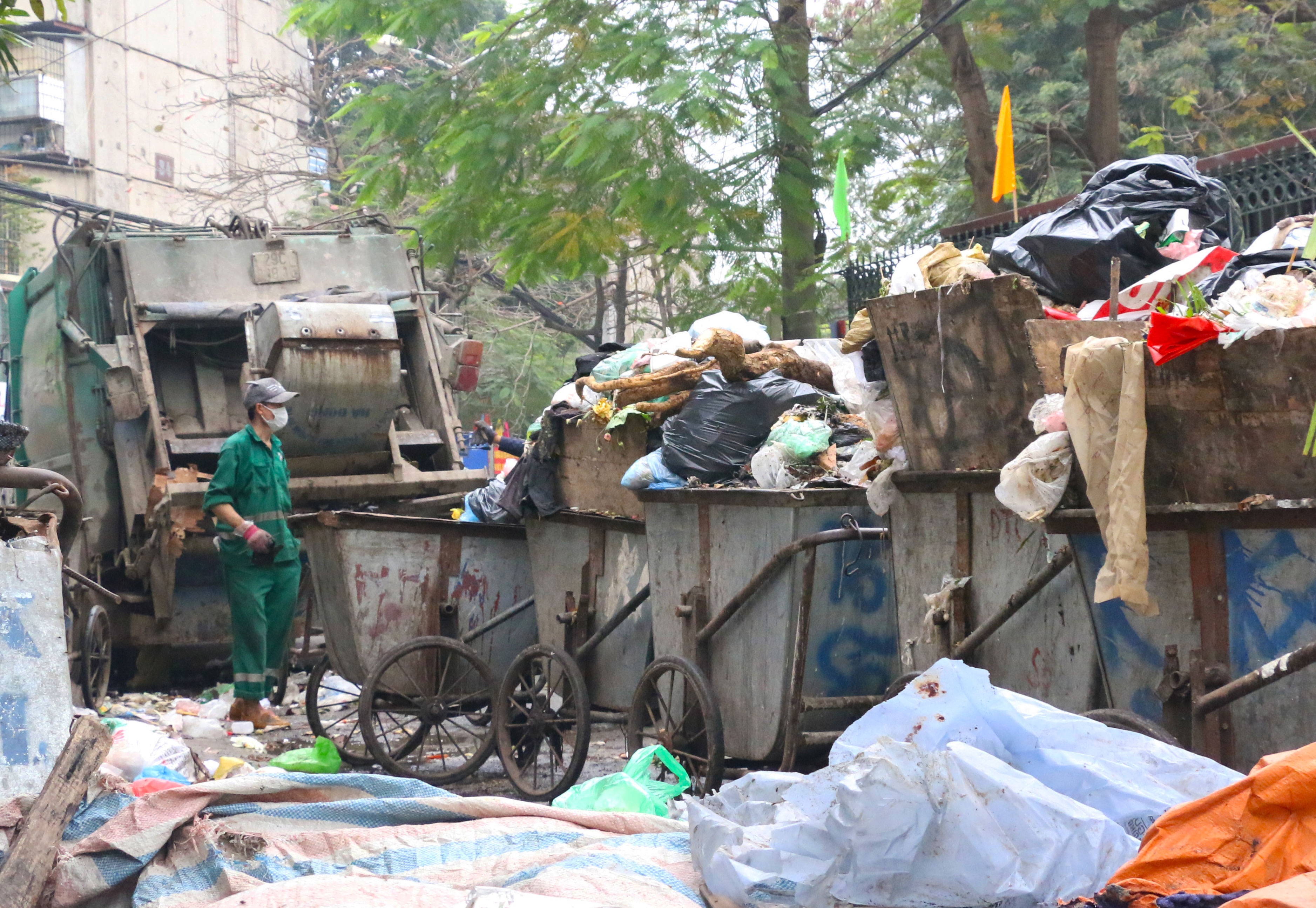 ha noi van ngap ngua sau 1 ngay bai rac nam son mo cua tro lai