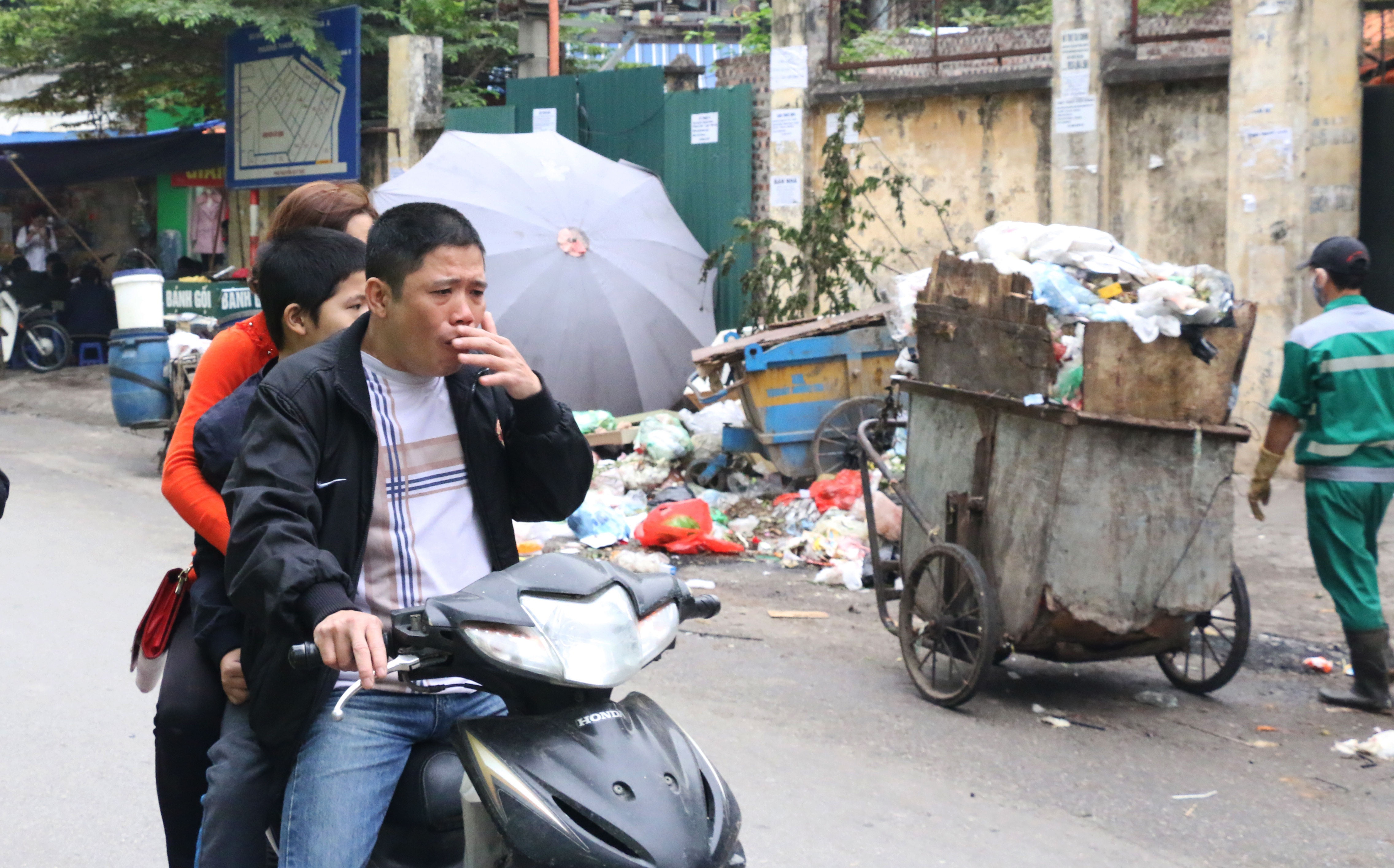 ha noi van ngap ngua sau 1 ngay bai rac nam son mo cua tro lai