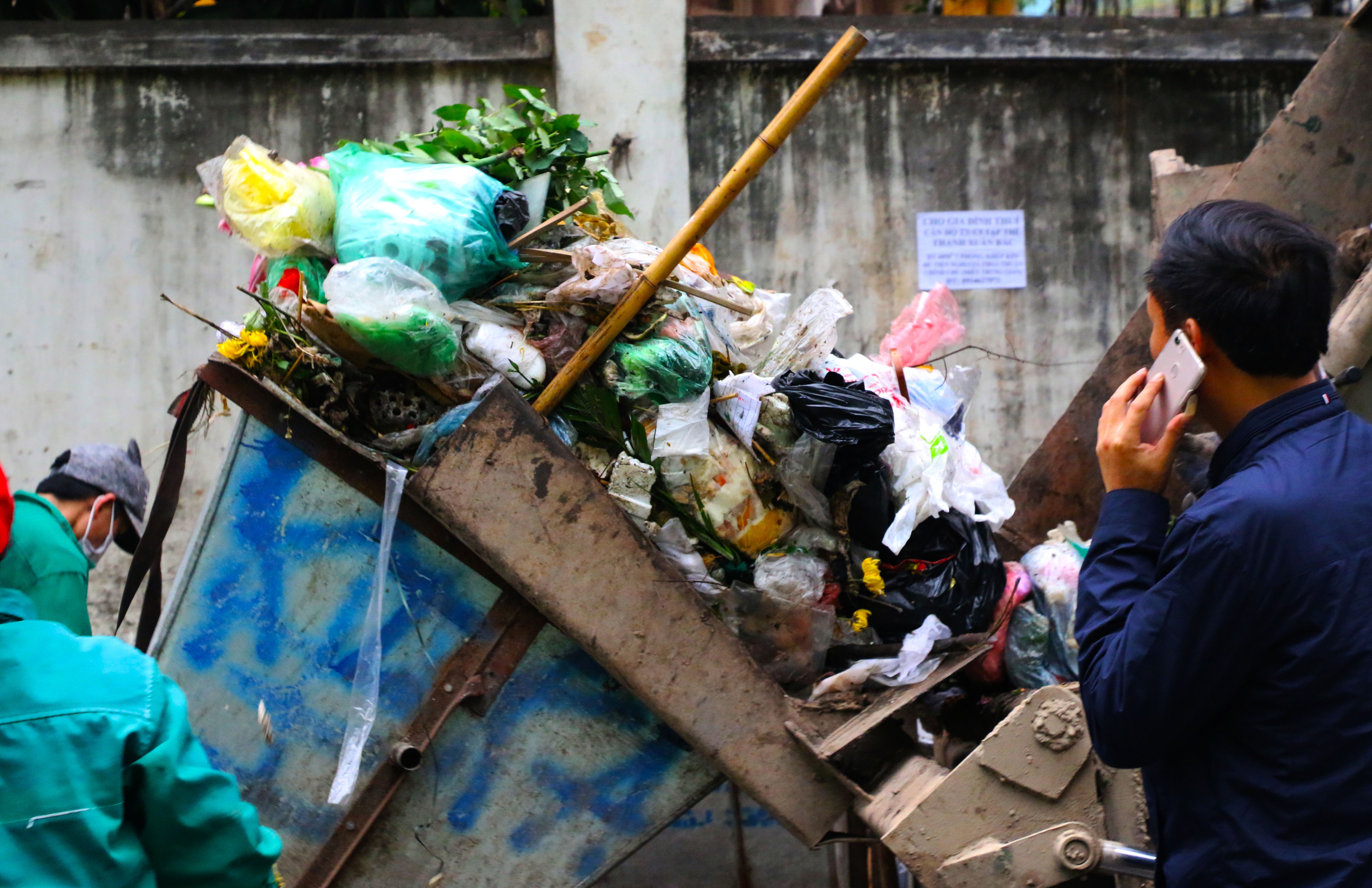 ha noi van ngap ngua sau 1 ngay bai rac nam son mo cua tro lai