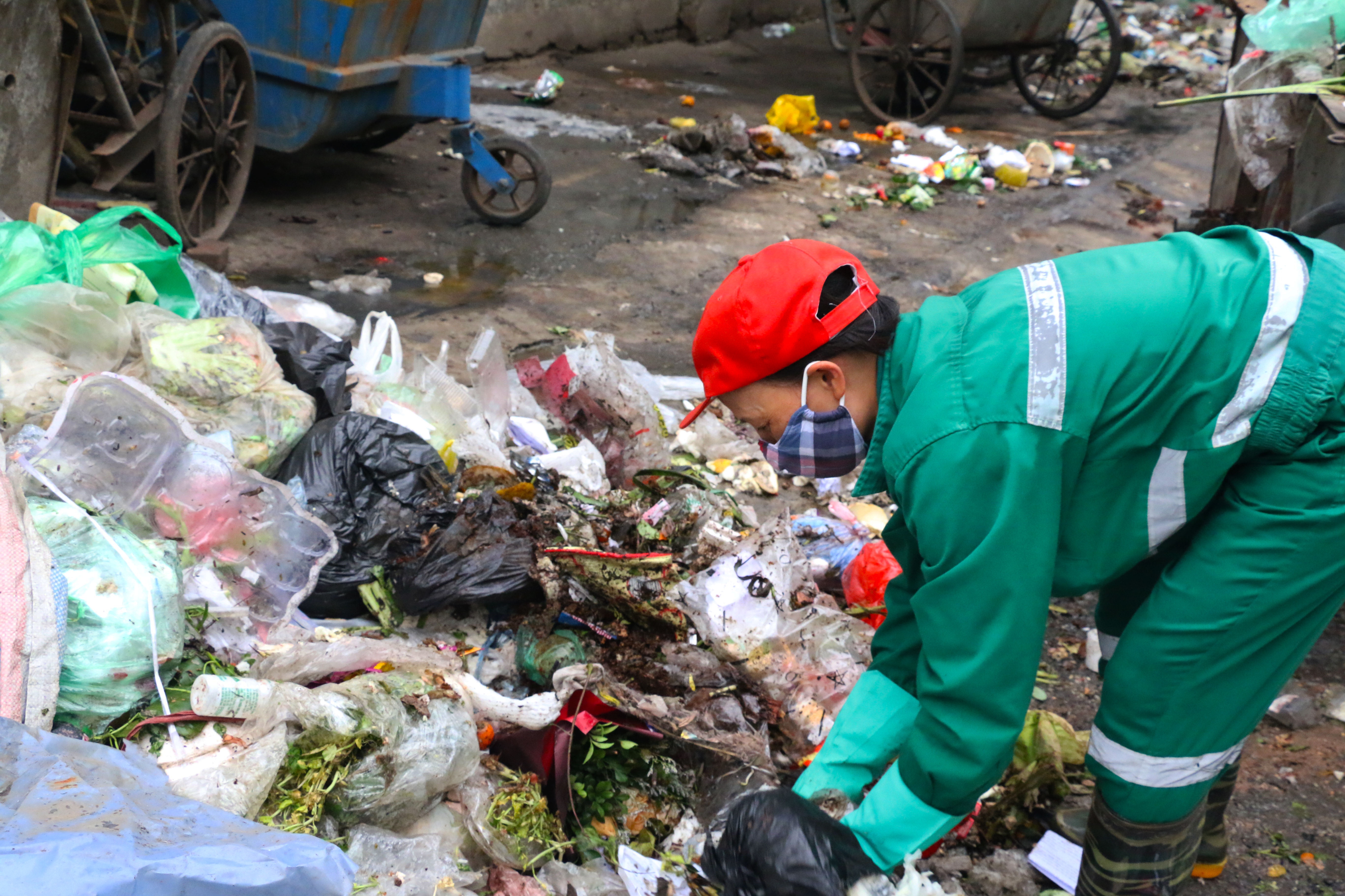 ha noi van ngap ngua sau 1 ngay bai rac nam son mo cua tro lai
