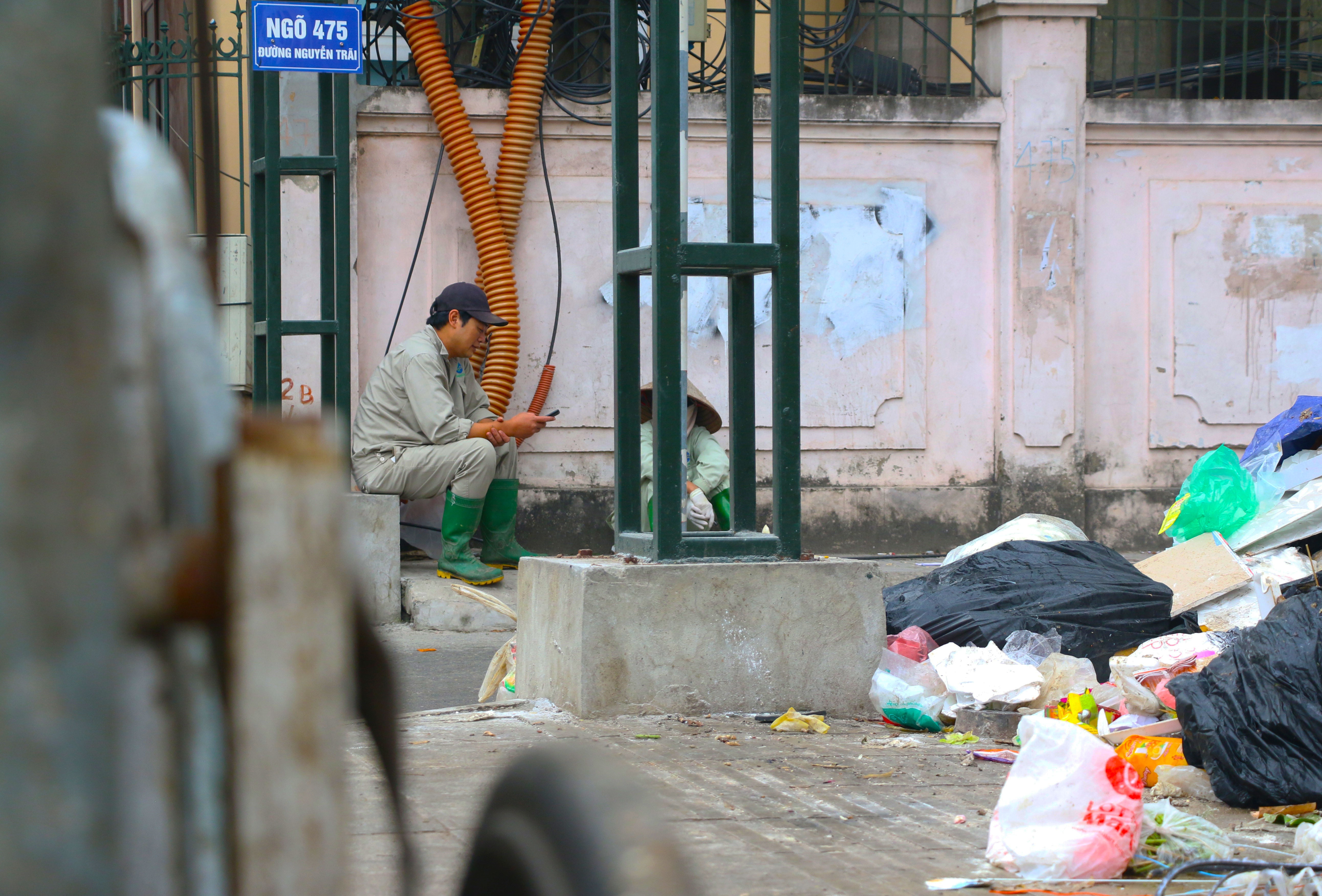 ha noi van ngap ngua sau 1 ngay bai rac nam son mo cua tro lai