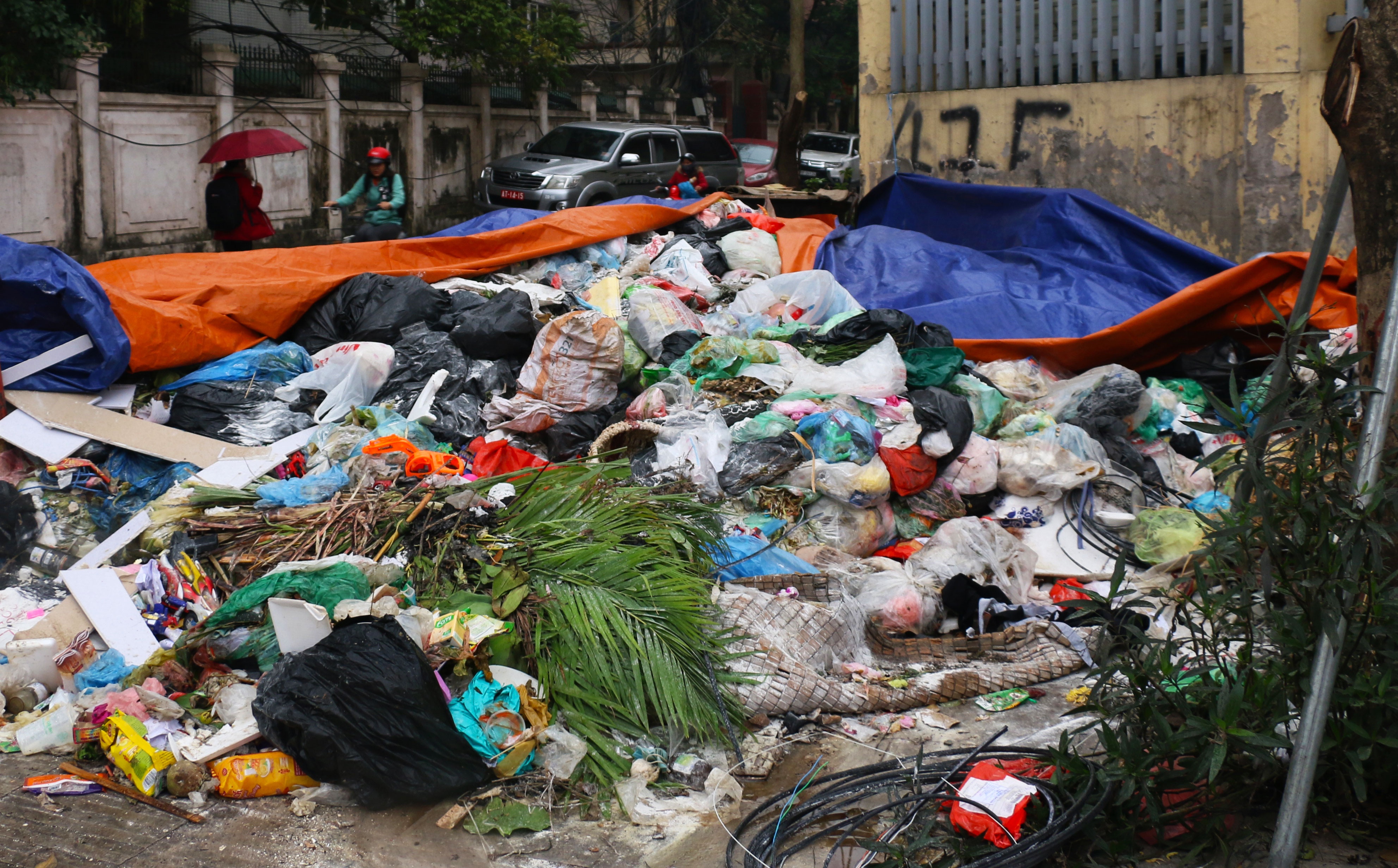 ha noi van ngap ngua sau 1 ngay bai rac nam son mo cua tro lai