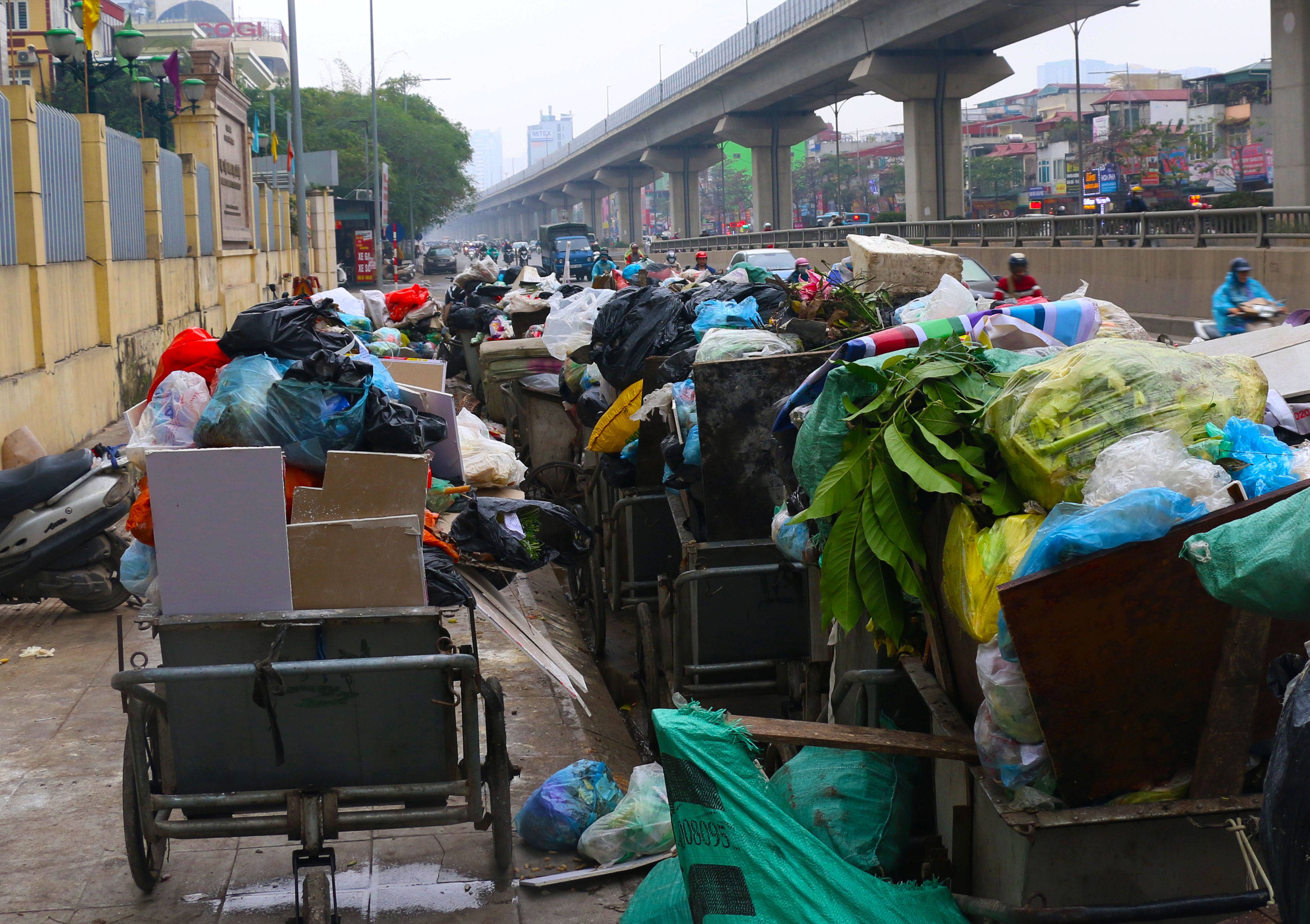 ha noi van ngap ngua sau 1 ngay bai rac nam son mo cua tro lai