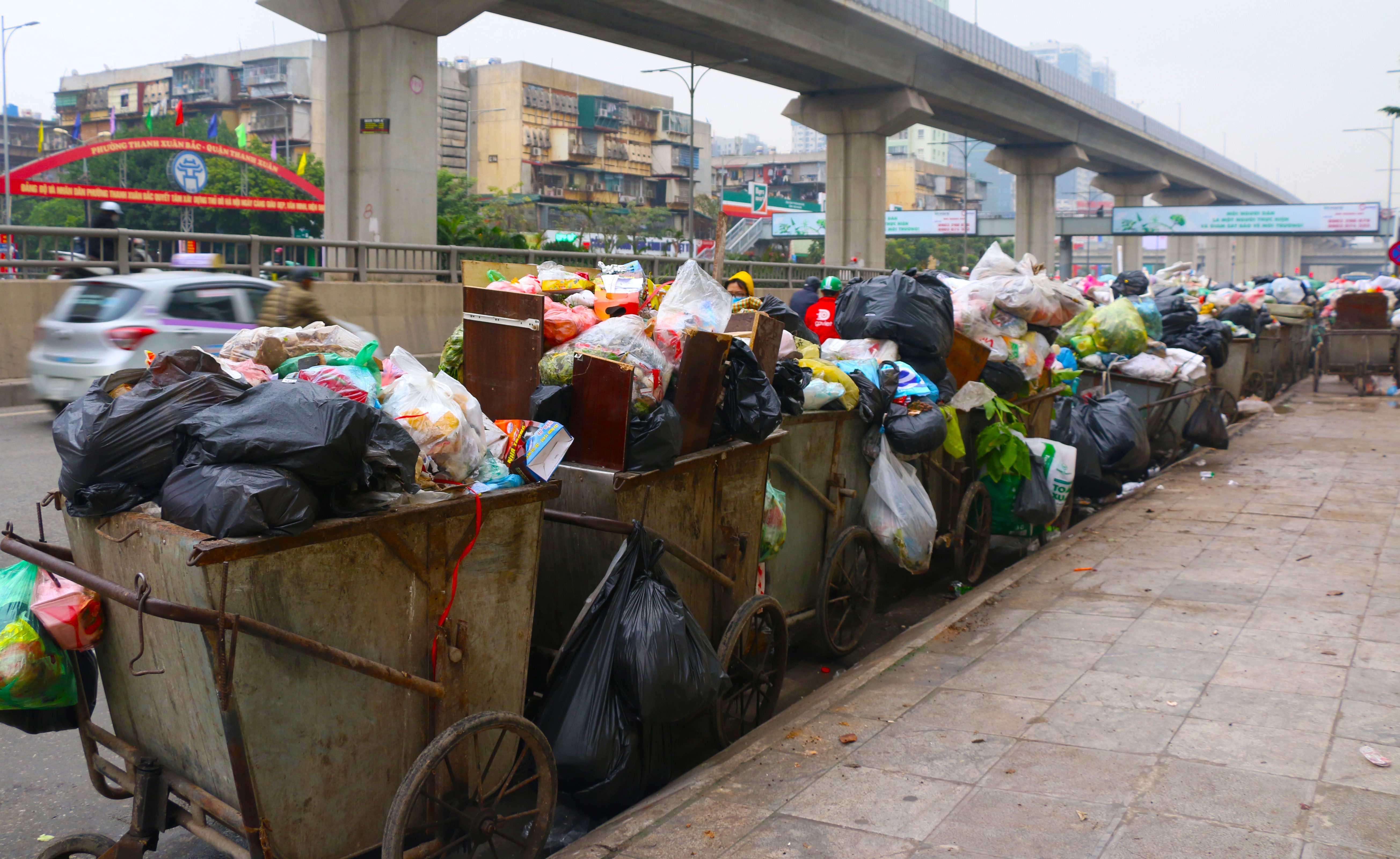 ha noi van ngap ngua sau 1 ngay bai rac nam son mo cua tro lai