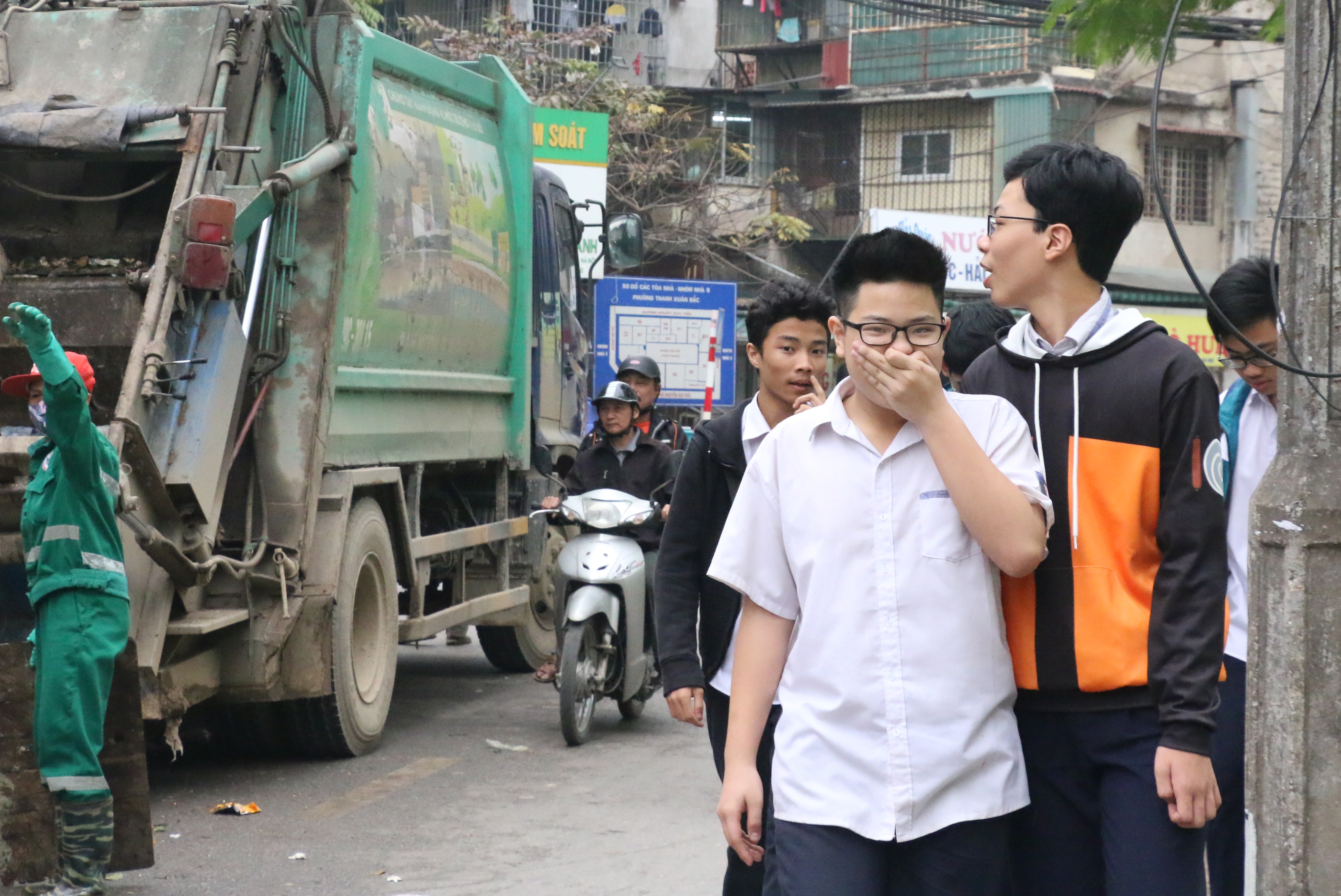 ha noi van ngap ngua sau 1 ngay bai rac nam son mo cua tro lai