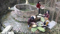 nguoi sai gon thuc dem nau banh chung khap cac con hem