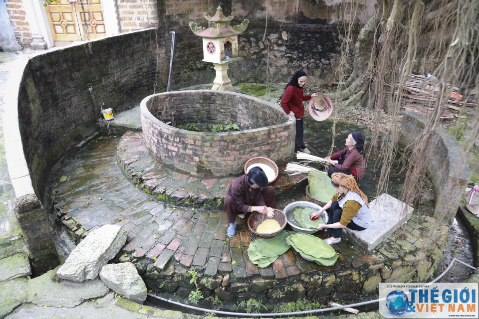 Phong tục gói bánh chưng đón Tết sớm ở một làng cổ ven đô phong tuc goi banh chung don tet som o mot lang co ven do