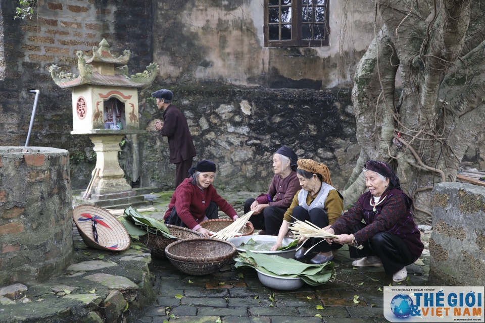 Phong tục gói bánh chưng đón Tết sớm ở một làng cổ ven đô phong tuc goi banh chung don tet som o mot lang co ven do