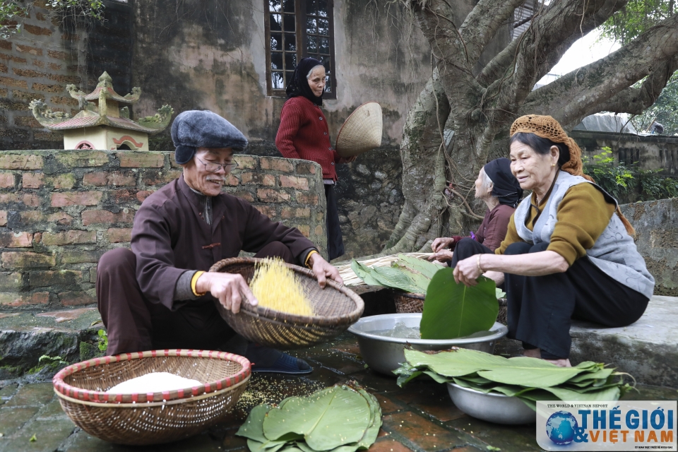 Phong tục gói bánh chưng đón Tết sớm ở một làng cổ ven đô phong tuc goi banh chung don tet som o mot lang co ven do